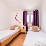 Burum B&b-apartment With Beautiful View Panzió